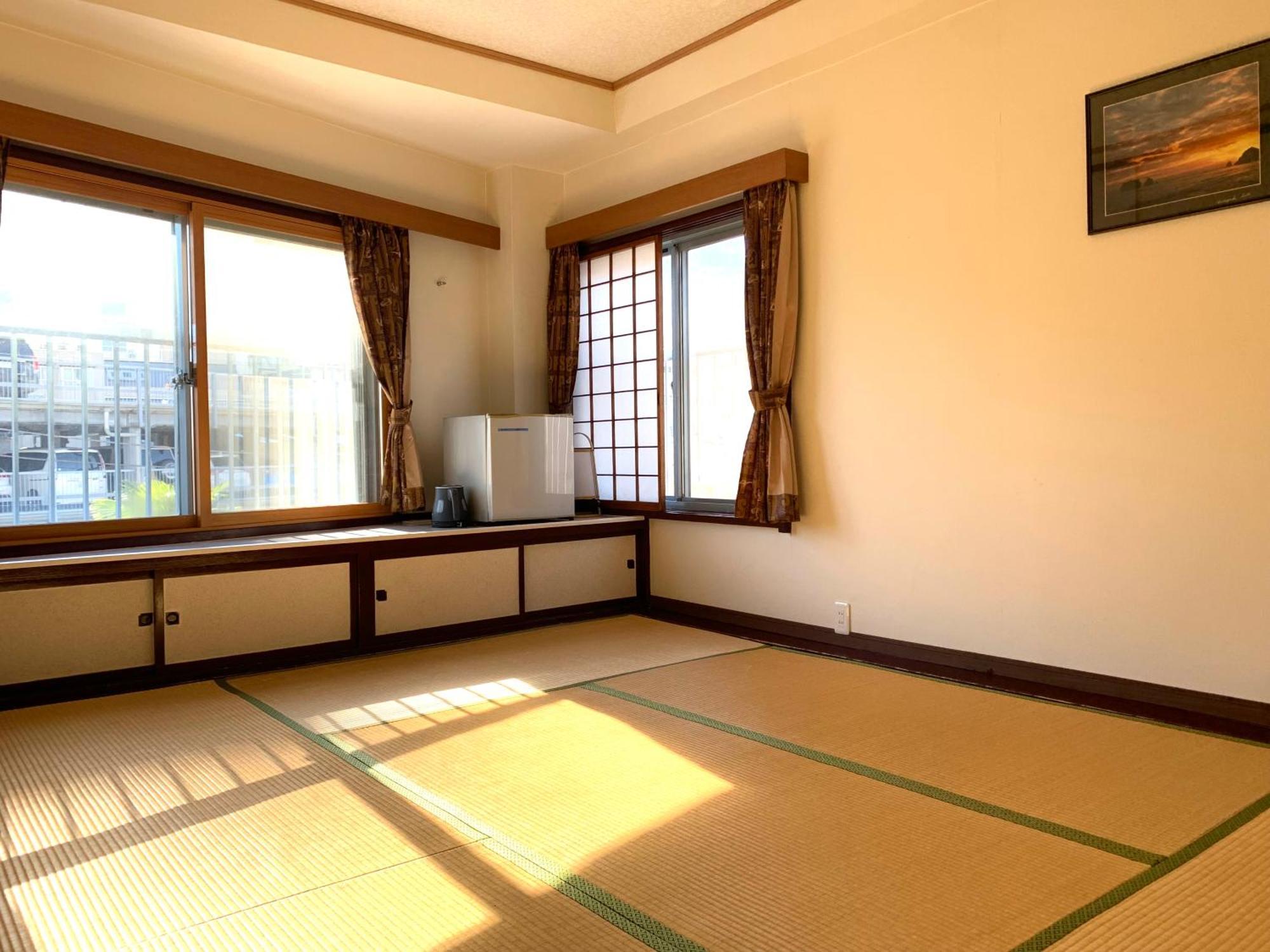 Izu-No-Umi Hotel Атами Экстерьер фото